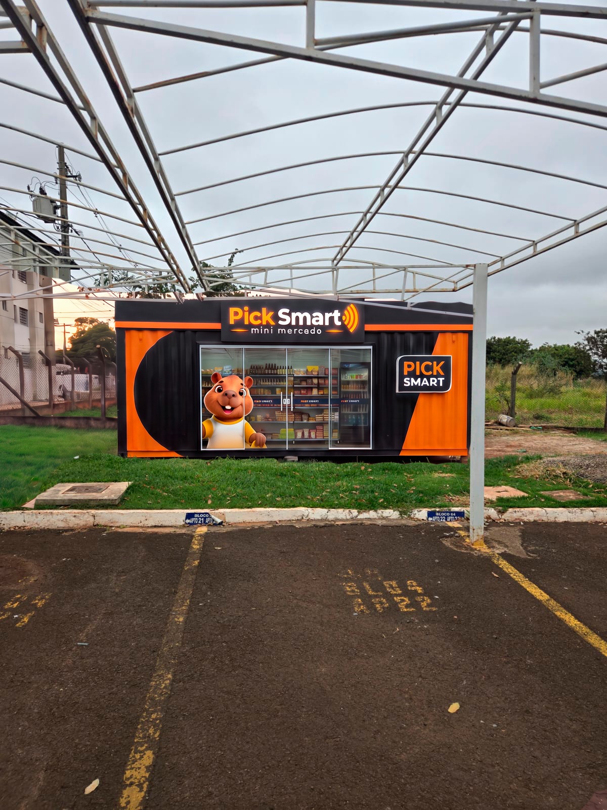 Mini mercado autônomo PickSmart em contêiner instalado na área comum de um condomínio residencial