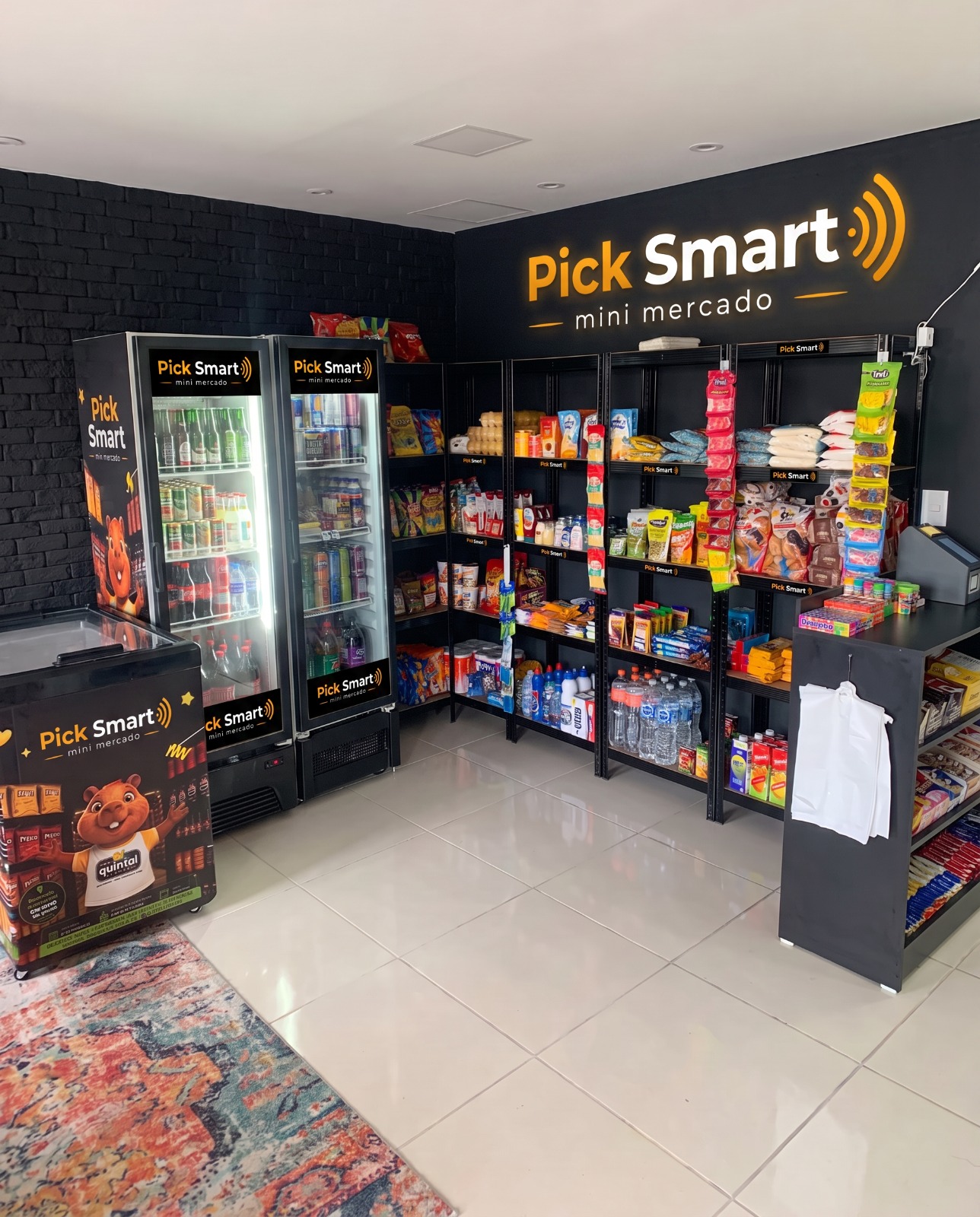 Loja PickSmart completa e abastecida, com expositores refrigerados e prateleiras organizadas